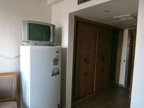 a television on top of a refrigerator in a room at ستديو رائع وهادي مزود بحديقه in Sharm El Sheikh