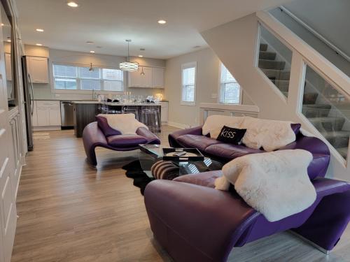 sala de estar con 2 sofás y cocina en Portside Condos #3 - Grand Haven, en Grand Haven