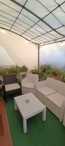 a patio with two couches and a table and sidx sidx sidx at Appartamento Lucia in Villanova dʼAsti