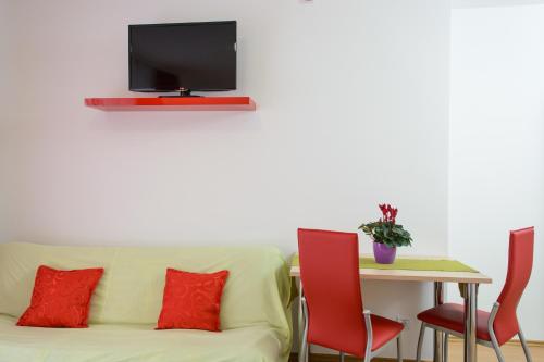 Μια τηλεόραση ή/και κέντρο ψυχαγωγίας στο Apartments Mijo