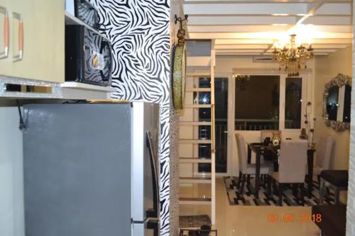 Il comprend une cuisine et une salle à manger avec un réfrigérateur. dans l'établissement SMDC Wind Loft Bedroom 101 Facing Amenities with WIFI and Parking, à Tagaytay