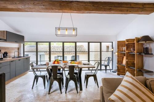 une cuisine et une salle à manger avec une table et des chaises dans l'établissement Longue Vie Au Roi - Vue Enchanteresse, à Carcassonne