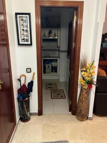 セビリアにあるLAS SETASの花瓶のある部屋へとつながるドアのある廊下