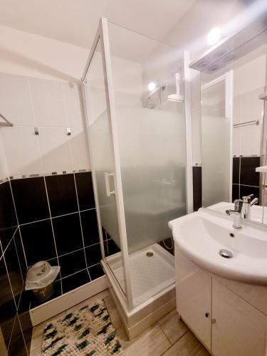 une salle de bain avec douche et lavabo dans l'établissement Plein cœur du Grau du Roi - Les Cigales de la Mer - 100m de la plage, au Grau-du-Roi