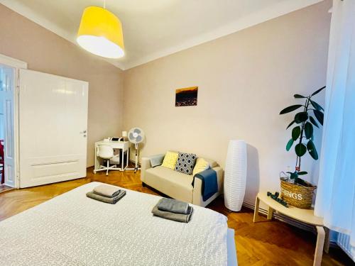 sala de estar con 2 camas y sofá en Apartament 2 camere Ocnei, en Sibiu