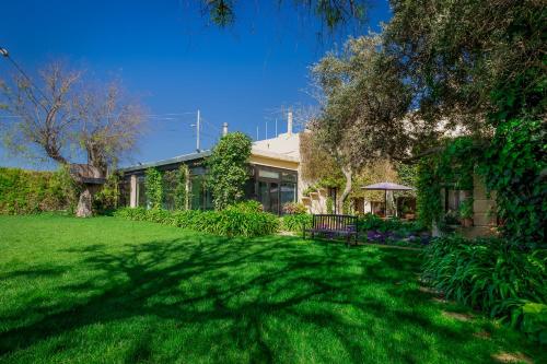 a house with a large yard with green grass at The Secret Villa in Is-Swieqi