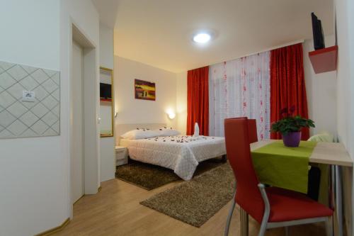 Ένα ή περισσότερα κρεβάτια σε δωμάτιο στο Apartments Mijo