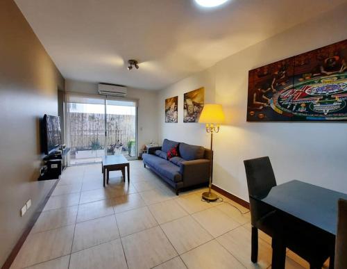 sala de estar con sofá y mesa en Moderno piso de diseño c/ cochera cubierta en Saavedra en Buenos Aires