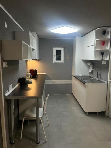 Кухня или мини-кухня в Casa de vacanță Cheșa
