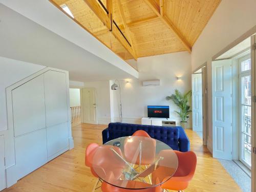 a living room with a blue couch and a table at Porto Domus 210 Penthouse in Porto