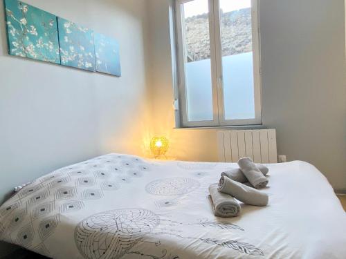 1 dormitorio con 1 cama grande y 2 toallas. en Van Gold - Appartement - Centre Ville en Calais