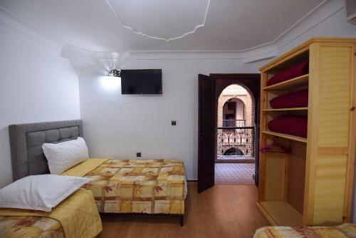 Giường trong phòng chung tại Riad Assia
