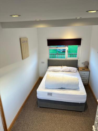 sypialnia z dużym łóżkiem w pokoju w obiekcie B3 Rickardos Holiday Lets w mieście Mablethorpe