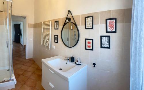 ein Bad mit einem Waschbecken und einem Spiegel in der Unterkunft Green house in Fiumicino