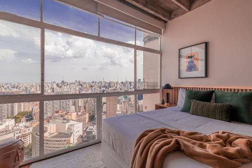 - une chambre avec une grande fenêtre donnant sur la ville dans l'établissement Vossa Bossa Copan, à São Paulo