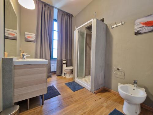 łazienka z umywalką i toaletą w obiekcie Casa Cavalier w Turynie