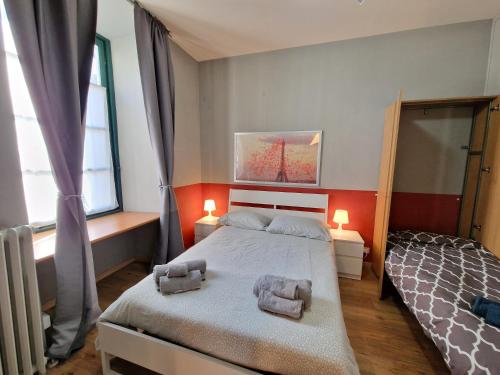 sypialnia z łóżkiem i 2 ręcznikami w obiekcie Casa Cavalier w Turynie