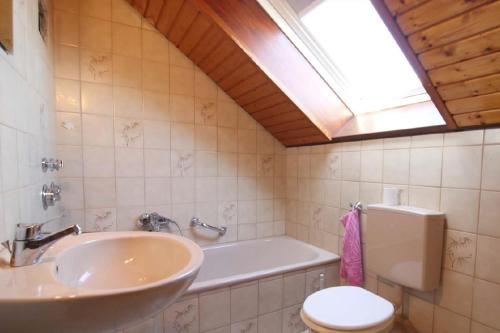 a bathroom with a sink and a toilet and a tub at 5 Zimmer Appartement in ruhiger Lage nähe Heilbronn in Oedheim