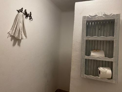 een badkamer met een handdoek aan de muur bij Casa Maria en La Manzanilla in La Manzanilla