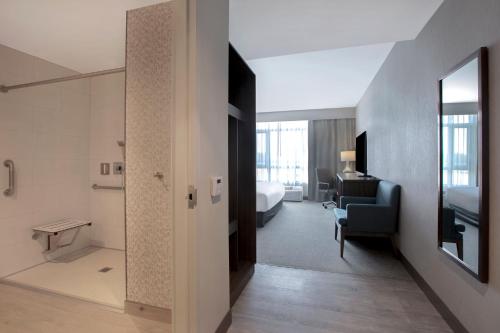 佩里港的住宿－Great Blue Heron Hotel，一间酒店客房 - 带一张床和一间浴室