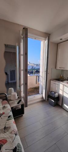 um quarto com uma cama e vista para o oceano em studio-centre-Thabor-balcon-1 personne em Rennes