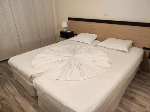 1 cama blanca grande en una habitación en Urlaub - Obzor Beach Resort A109, en Obzor