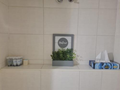 una planta sentada en un estante en un baño en Urlaub - Obzor Beach Resort A109, en Obzor