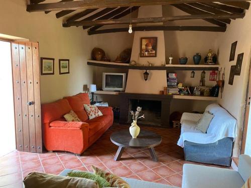 sala de estar con sofá y mesa en Alojamiento rural Rancho Valero en El Bosque