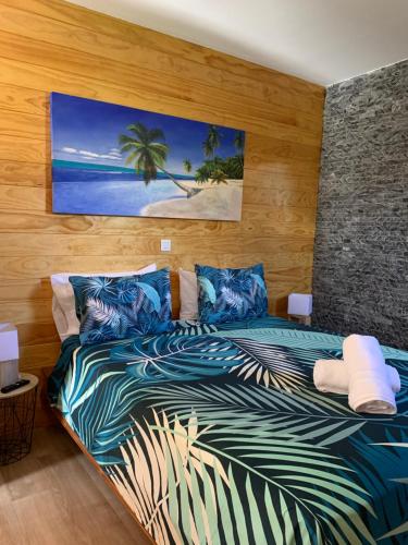 een slaapkamer met een bed met een muurschildering van palmbomen bij TAMANU LODGE in Punaauia