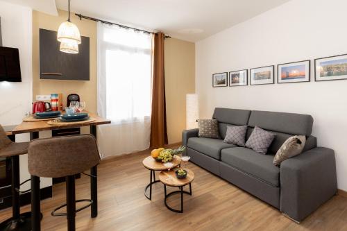 uma sala de estar com um sofá e uma mesa em Le Voilier - Port de Plaisance - Host Provence em La Seyne-sur-Mer
