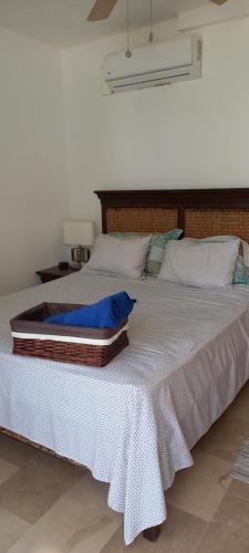Una cama o camas en una habitación de Private room overlooking the beach