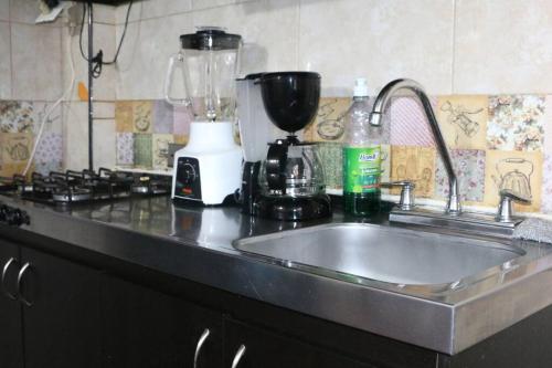 encimera de cocina con fregadero y licuadora en Aparta Suite Torre De Prado 305, en Medellín