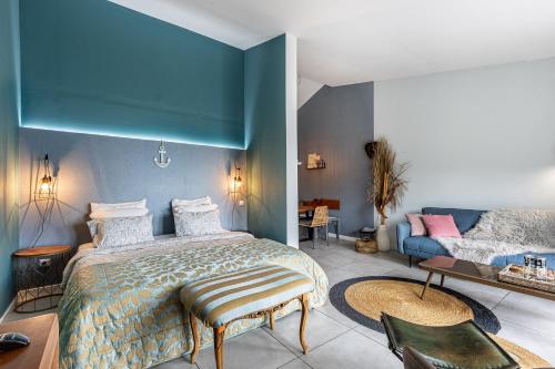 - une chambre avec un lit et un canapé dans l'établissement Villa Sophia by ALMA Holiday Rentals, à Caniço