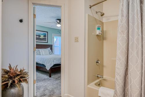 een slaapkamer met een bed en een badkamer met een spiegel bij Gold Dust #C3 - The ChiliDrop in Angel Fire