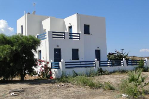 una casa blanca con una valla delante en Villa Marios- Under the Volcano, en Zefiría