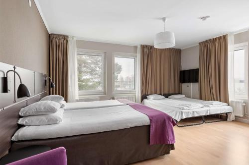 2 Betten in einem Hotelzimmer mit Fenstern in der Unterkunft Best Western Plus Park Airport Hotel in Arlanda