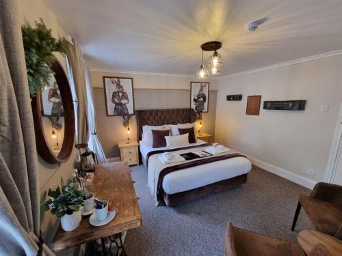 um quarto de hotel com uma cama e uma mesa em Creates em Monmouth