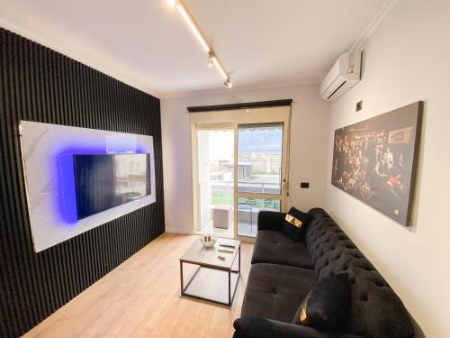 sala de estar con sofá y TV de pantalla plana en City Center 8 - Tirana Way Apartments, en Tirana