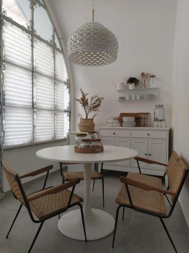a dining room with a white table and chairs at Nova Rua in Amalfi