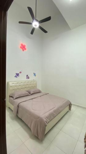 Postel nebo postele na pokoji v ubytování Tulips Homestay