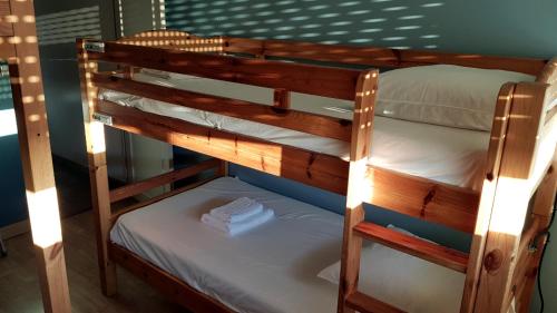 un par de literas en una habitación en Bed & Working - Tramway - chambres partagées de 4 lits en Toulouse