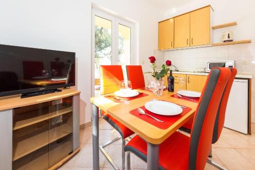 Kuchyňa alebo kuchynka v ubytovaní Apartment Vrsi - Mulo 5951a