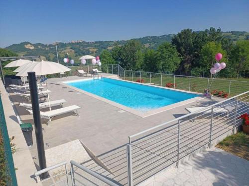 Der Swimmingpool an oder in der Nähe von Majestic holiday home in Montefalcone Appennino with garden