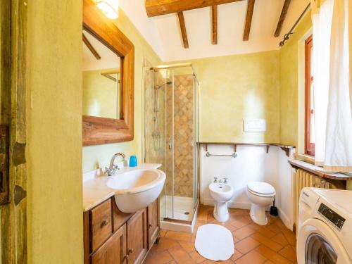 La salle de bains est pourvue d'un lavabo, de toilettes et d'une douche. dans l'établissement Amazing villa in Osimo with private garden, à Osimo