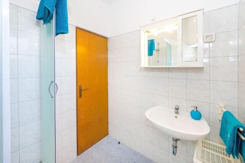 La salle de bains est pourvue d'un lavabo et d'un miroir. dans l'établissement Apartment Vrsi - Mulo 5951d, à Vrsi