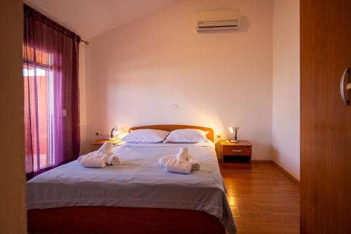ein Schlafzimmer mit einem Bett mit zwei Handtüchern darauf in der Unterkunft Apartments by the sea Pasman - 8274 in Pašman