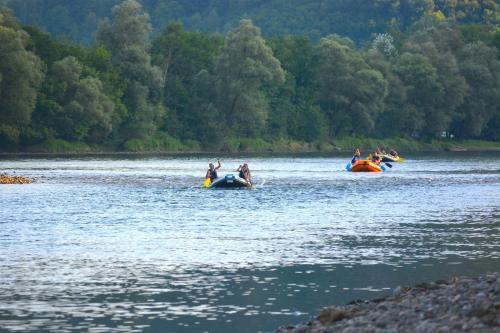 Eine Gruppe von Menschen reitet auf Booten auf einem Fluss in der Unterkunft Paradiso 5 in Bratunac
