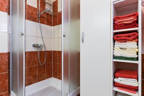 eine ebenerdige Dusche im Bad mit Handtüchern in der Unterkunft Apartments with a parking space Vrsi - Mulo, Zadar - 13067 in Vrsi