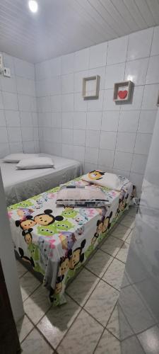 a room with two twin beds in a room at Casa com piscina no coração de Lucena in Lucena