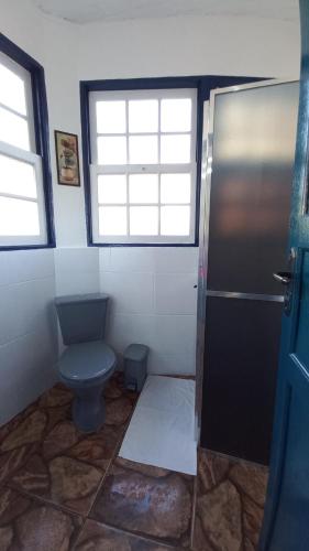 uma casa de banho com um WC e uma janela em Suíte em Hospedaria no Centro Histórico em Ouro Preto